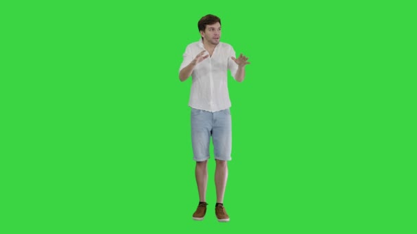 Man in de zomer outfir vertellen een verhaal emotioneel op een groen scherm, Chroma Key. — Stockvideo