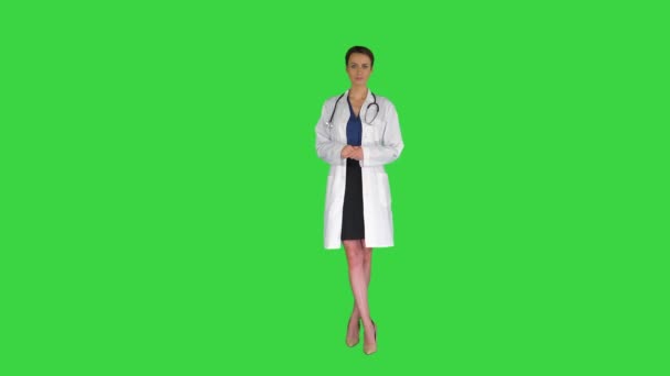 Genç kadın doktor elini çırpıyor Yeşil Ekran, Chroma Key. — Stok video