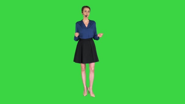 Gammal vacker asiatisk affärskvinna som arbetar som call center representant på en grön skärm, Chroma Key. — Stockvideo