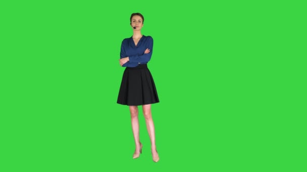 Kulaklıklı çağrı merkezi kadını yeşil ekranda kameraya poz veriyor, Chroma Key. — Stok video