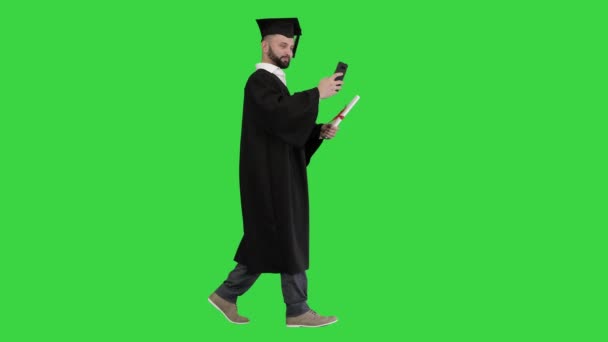 Maturo studente laureato prendendo selfie mentre si cammina su uno schermo verde, Chroma Key . — Video Stock