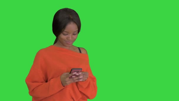 Όμορφη afro γυναίκα που χρησιμοποιεί την εφαρμογή τεχνολογίας έξυπνων τηλεφώνων σε μια πράσινη οθόνη, Chroma κλειδί. — Αρχείο Βίντεο