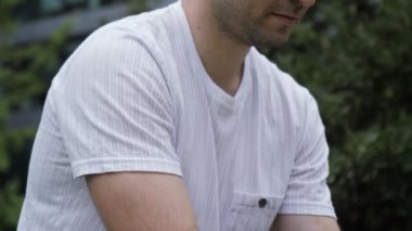 Pozitif erkek açık havada elektronik tablet kullanıyor..