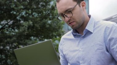 Bilgisayarlı bir adam, işte sorunlar, kötü haberler..