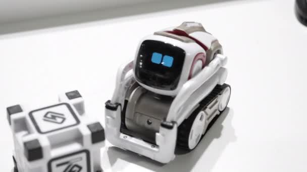Pequeño robot lindo mueve cubos. Concepto futuro y robótico . — Vídeo de stock