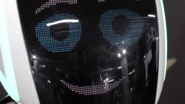 Robot muestra emociones brillantes sonriendo . — Vídeos de Stock