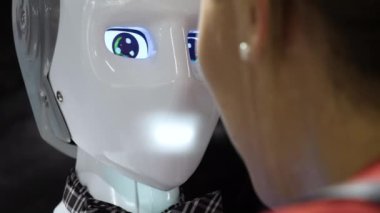 Bir robot bayanla konuşuyor..