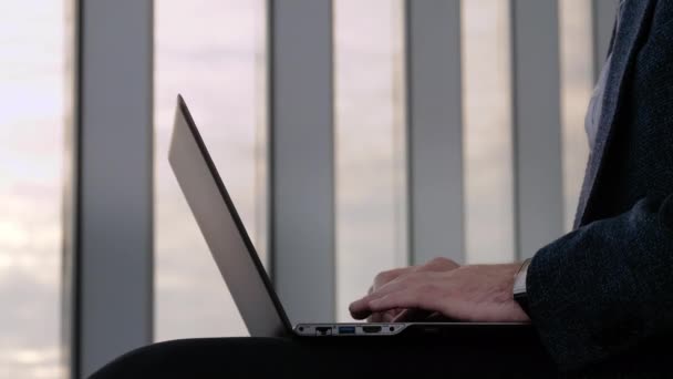 Üzletember dolgozik laptop a repülőtéren. — Stock videók