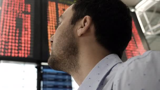 Business man checking on the board in the airport. — Stock Video