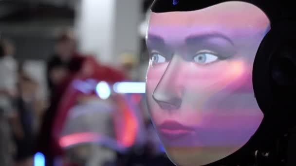 Projeksiyonla yapılmış insan yüzlü robot.. — Stok video