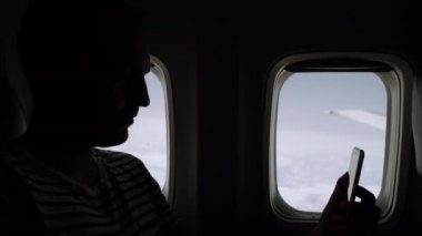 Adam araçta geziniyor..