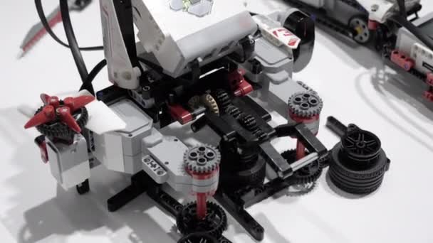 Demonstrasi robot pintar bergerak roda kecil . — Stok Video