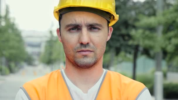Vážný sebevědomý stavební dělník vypadá co kamera. — Stock video