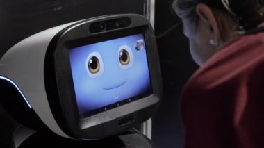 Bir kızla konuşan bir robot..