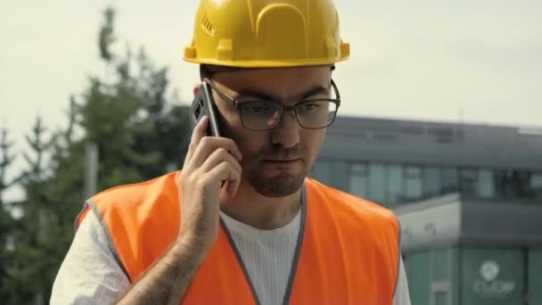 Boze bouwvakker schreeuwend aan de telefoon. — Stockvideo