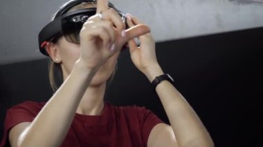 Sanal nesnelere dokunarak sanal oyun oynayan kadın.