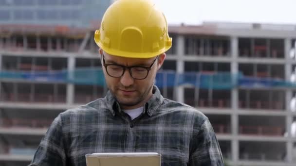 Ingenieur nutzt digitales Tablet auf Baustelle. — Stockvideo