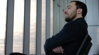 Adam uçuşa geç kaldı ve havaalanında düşünüyor..