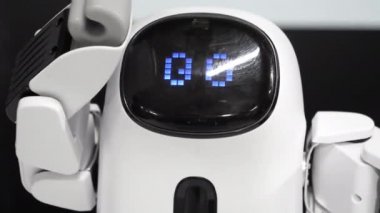 Sevimli insansı robot ne kadar güçlü olduğunu gösteriyor..
