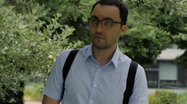 Sıradan bir ofis müdürü elmadan bir ısırık alıyor ve ekşi bir hissi var..