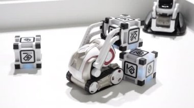 Komik gözlü sevimli robot küpleri hareket ettiriyor..