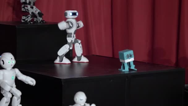 Spettacolo di danza robot giocattolo. Tecnologie moderne . — Video Stock