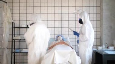 Doktorlar covid-19 hastasıyla ilgileniyorlar..
