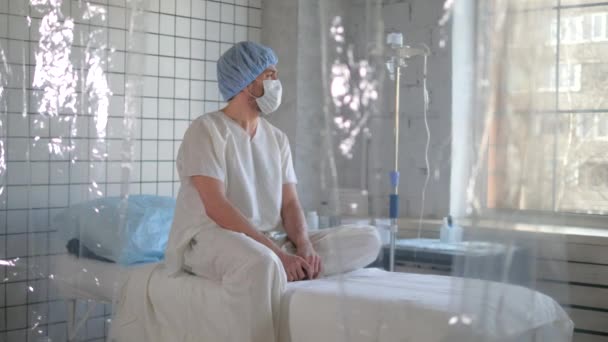 Hastane, hasta odası beyaz tenli hasta kendini yalnız hissediyor.. — Stok video
