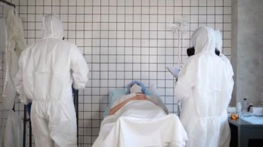 Tehlikeli Madde Steril Giysiler 'deki Doktor Hastanede.