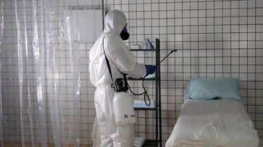 Coronavirus salgını, temizlik ve dezenfeksiyon. Hastanedeki spreyleme odasında..