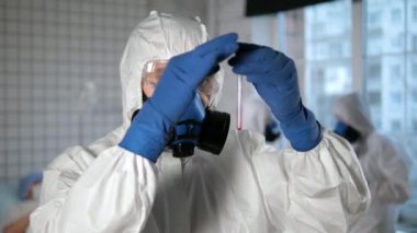 Koruyucu kıyafetli doktor hastanede kan testi yaptırıyor..