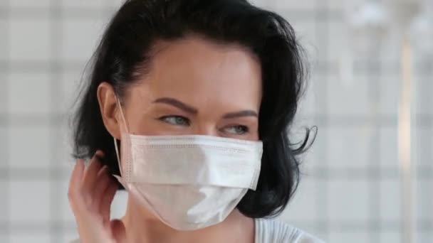 幸せな笑顔女性身に着けている保護医療面マスク. — ストック動画
