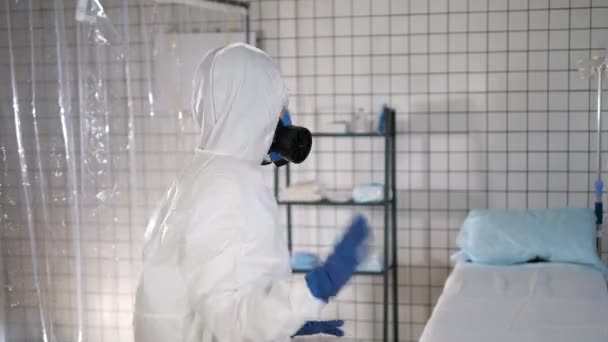 Virus. Doktor tancuje v ochranném obleku proti viru.. — Stock video