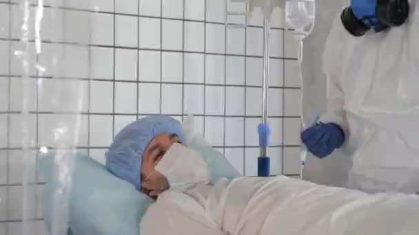 Arts injecteert zieke patiënt met experimenteel vaccin van coronavirus. — Stockvideo