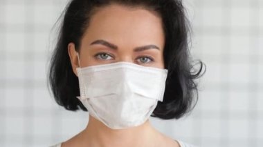 Tıbbi maske takan kendine güvenen esmer kadın..