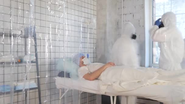 Pacient v nemocnici. Lékaři ve sterilním obleku. — Stock video