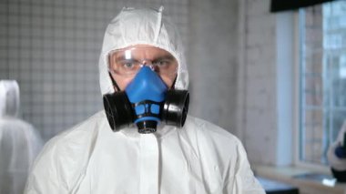 Doktorun elinde pozitif Coronavirus kan örneğiyle test tüpü var..