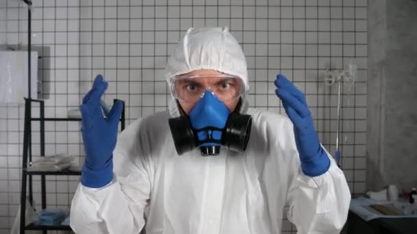 Professionele arts in beschermende kleding praten met camera. — Stockvideo