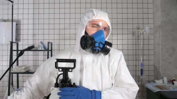 Pandemia de coronavírus - Doutor em terno protetor desinfectando-se em uma câmara de hospital . — Vídeo de Stock
