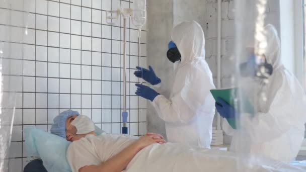 Gli operatori medici mettono contagocce per un paziente maschio . — Video Stock