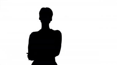 Siluet. Kulaklıklı, kameraya poz veren çağrı merkezli kadın..