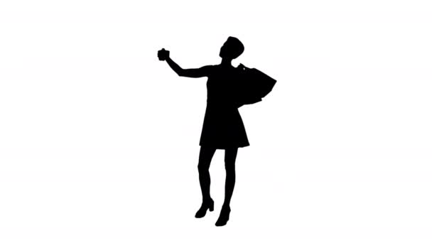Silhouet Aantrekkelijke jonge vrouw met verschillende lege boodschappentassen die selfie maken. — Stockvideo