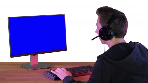 Pro Gamer Jogando em Jogos de Vídeo no Mock-up Monitor em fundo branco . — Vídeo de Stock