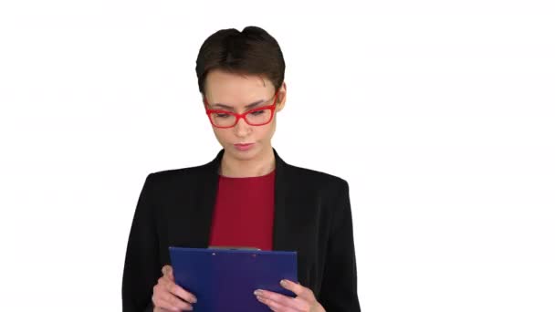 Giovane bella donna che legge documenti su sfondo bianco . — Video Stock