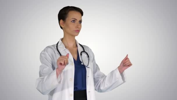 ヘルスケア、医療、テクノロジーの概念-笑顔の女性医師何かを指しているか、グラデーションの背景に架空のボタンを押す. — ストック動画