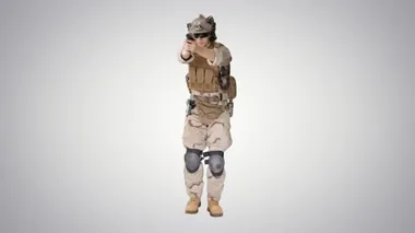 Eğilim arkaplanında tabancayla yürüyen ve nişan alan bir asker.