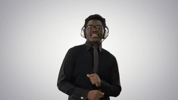 Uomo d'affari afro-americano di successo che parla sul cellulare e cammina su sfondo sfumato . — Video Stock