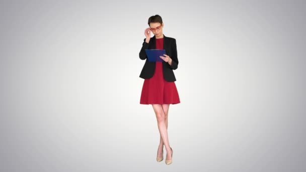 Giovane bella donna che legge documenti su sfondo sfumato . — Video Stock