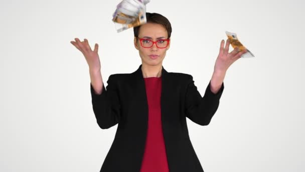 Ділова жінка в окулярах кидає гроші в повітрі на градієнтному фоні . — стокове відео