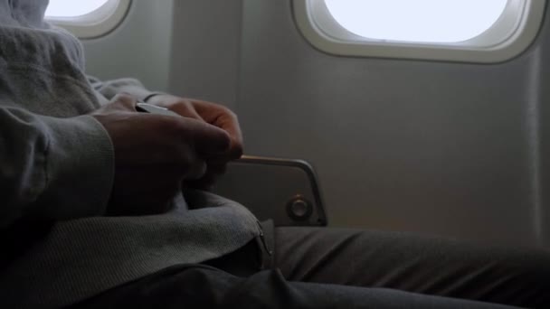Пассажир самолета пристегивает ремень безопасности перед взлетом . — стоковое видео